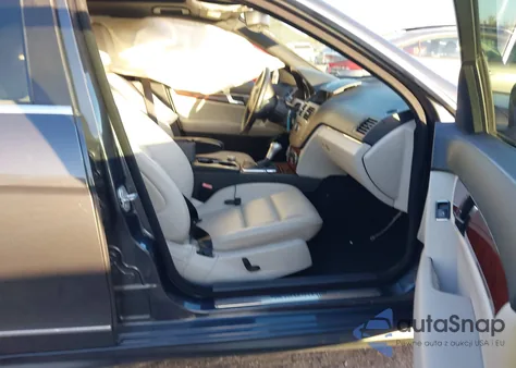 2010 Mercedes-Benz C 300 Luxury/Sport z USA, uszkodzony, nr VIN WDDGF5EB1AF411433